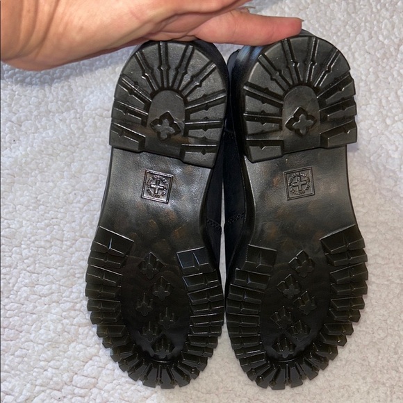 NWOB Dr. Martens Black Ankle Boots with Yellow Stitching - Picture 9 of 9